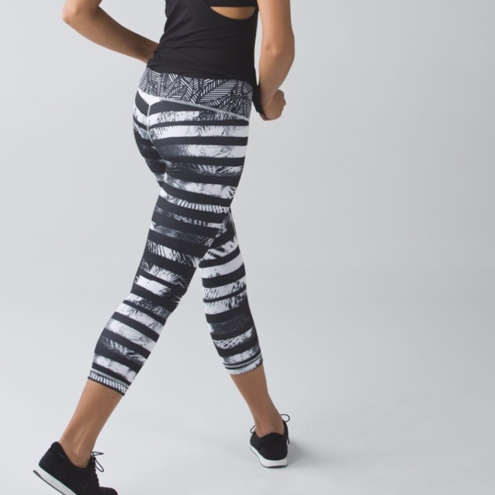 Black and White Lululemon crop leggings